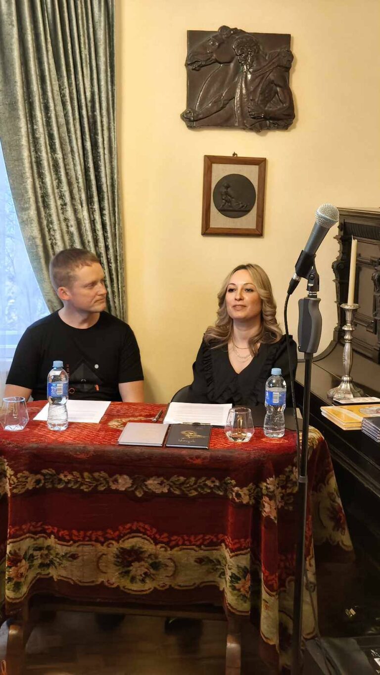 Rasos Nakties kūrybos vakaras. Knygų “Lakštingėlė” ir “Vaikelis, vainikas ir paukštis” pirmasis pristatymas, spalio 25 d., 2025 m. Jame autorė atliko savo kūrybos dainas.